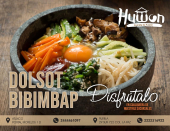 Un plato vibrante de arroz mixto, verduras y carne de su elección, cubierto con un huevo y una cucharada de salsa gochujang picante. - Huwon