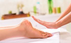 Masaje con las manos en los pies - Zentro Yoga Shala - Puebla
