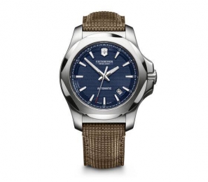 I.N.O.X. Mechanical Victorinox, mecánico. Detalle de guilloché diseñado para imitar el diseño de la ...