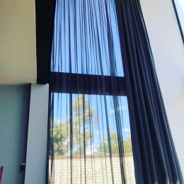 Cubre los grandes ventanales con cortinas para poder lucirlo. - InterHaus - Persianas, Papel Tapiz, ...
