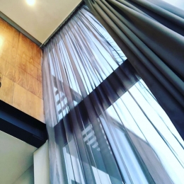 Las cortinas harán que tu hogar tenga un poco más de privacidad. - InterHaus - Persianas, Papel Tapi...