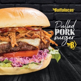 Prueba nuestra Pulled Pork Burger. Carne de res+ carne de puerco, cebolllita morada, queso derretido...