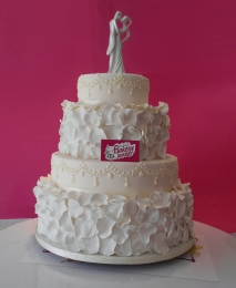 Elegante pastel de boda con pétalos blancos en fondant - The Little Bakery House - Tienda de Pastele...