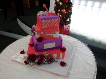 Un divertido pastel de fondant para tus XV y además el mejor sabor, compara el sabor y la calidad. -...