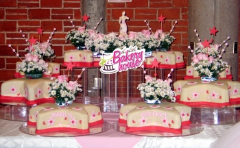 Maravilloso adorno hecho con pasteles de fondant en forma de estrellas. - The Little Bakery House - ...
