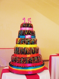 Pastel de fondant para una fiesta de 15 años en colores neón. - The Little Bakery House - Tienda de ...