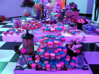 Mesa de postres con cupcakes extra ??? lo que tu quieras, mereces lo mejor. - The Little Bakery Hous...